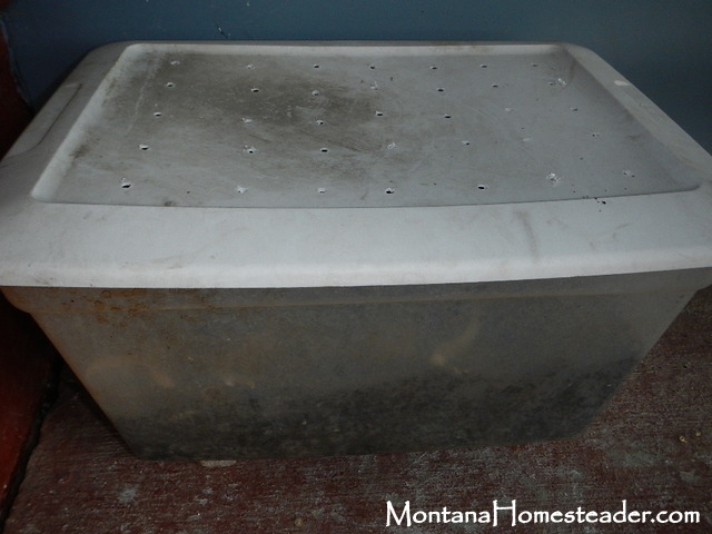 using a plastic tub as a worm bin for vermicomposting