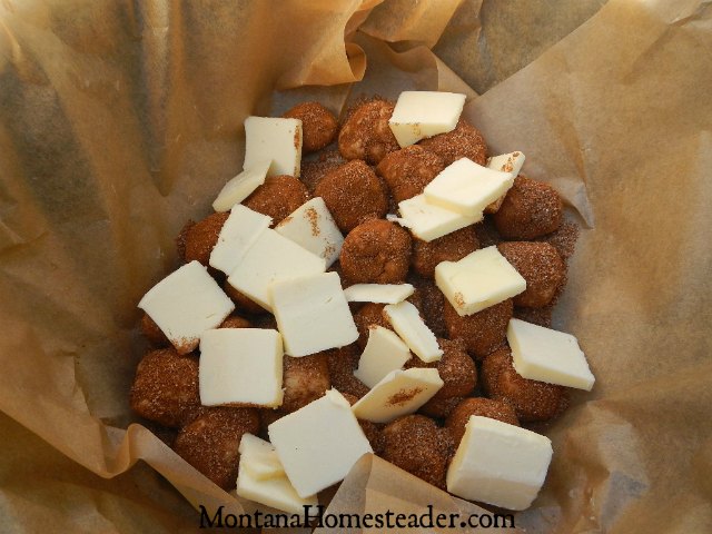 How to make monkey balls bread in the dutch oven outdoors | Montana Homesteadedr